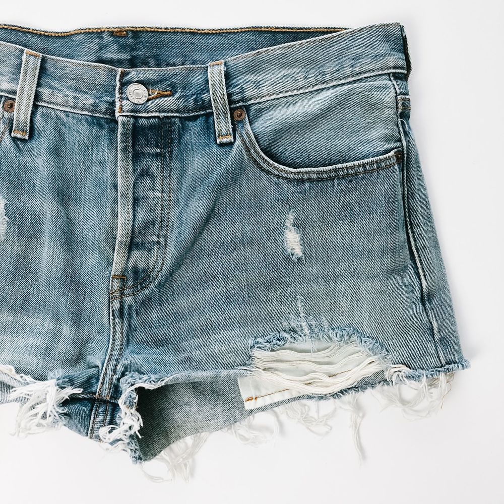 LEVI Medium Wash Distressed Denim Shorts 31